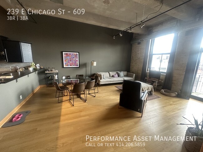 Building Photo - 239 E Chicago St