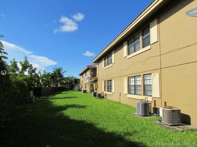 Building Photo - 2630 Riverside Dr