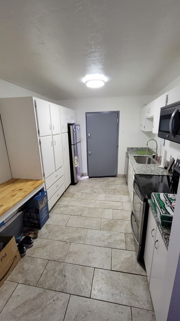 Building Photo - Studio Apartment - Available August 10th