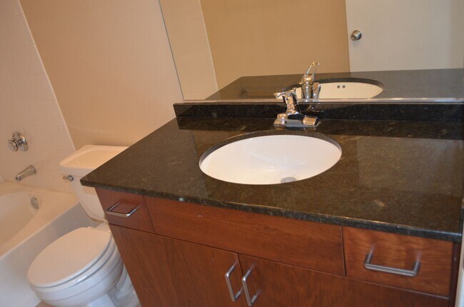 Building Photo - MOVE IN Special!!  Biltmore 2 bedroom!