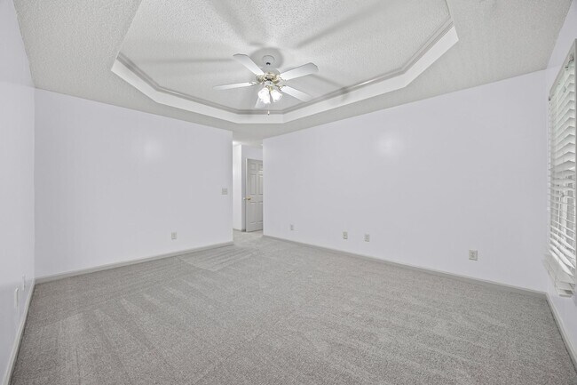 Building Photo - Beautiful 3-bed, 2 bath home in Hallmark G...