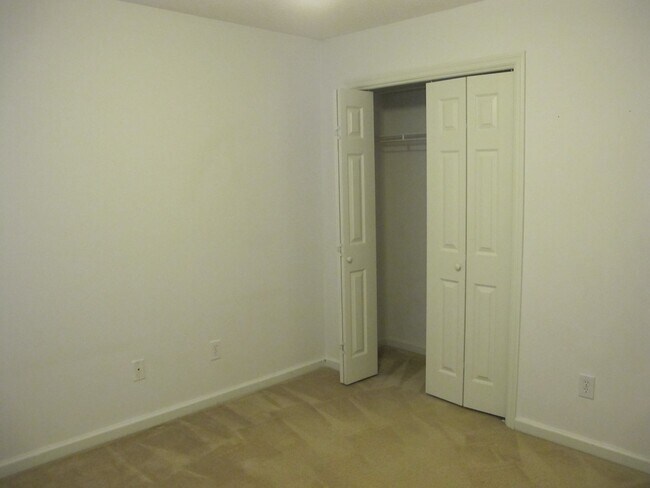 Building Photo - Spacious home Corner Lot, Walk to Stallings Island School