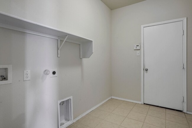 Building Photo - Beautiful Corner Lot Property in Paloma Creek!