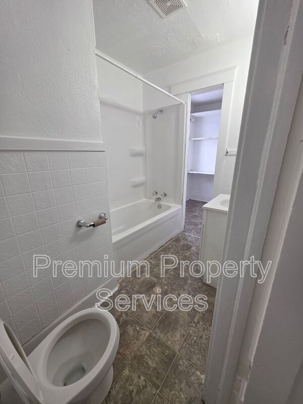 Building Photo - 402 S Gardiner Ave