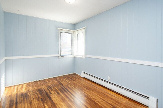 Building Photo - 206 5th Ave E