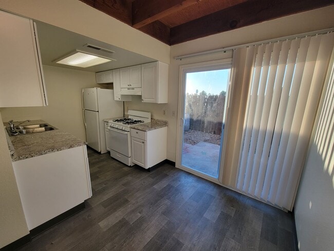 Building Photo - 2 Story Condo in Corning - Richfield Garde...
