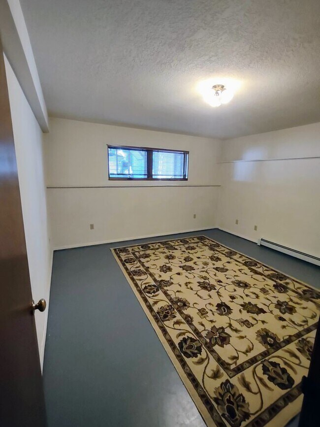 Building Photo - Spacious Downtown Townhome Available Now!