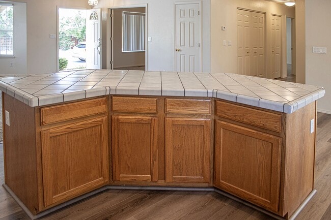Building Photo - 3 Bed, 2 Bath, Huge Fenced Back Yard, 2-Car Garage in Wingfield Springs