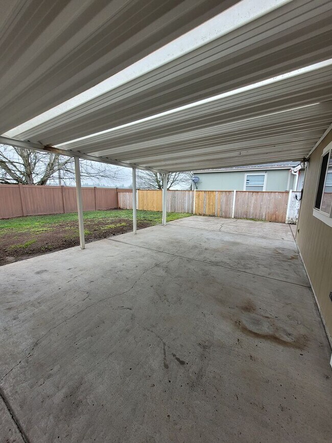 Building Photo - 3Bed : 2Bath Home with 2 Car Garage and Ac...