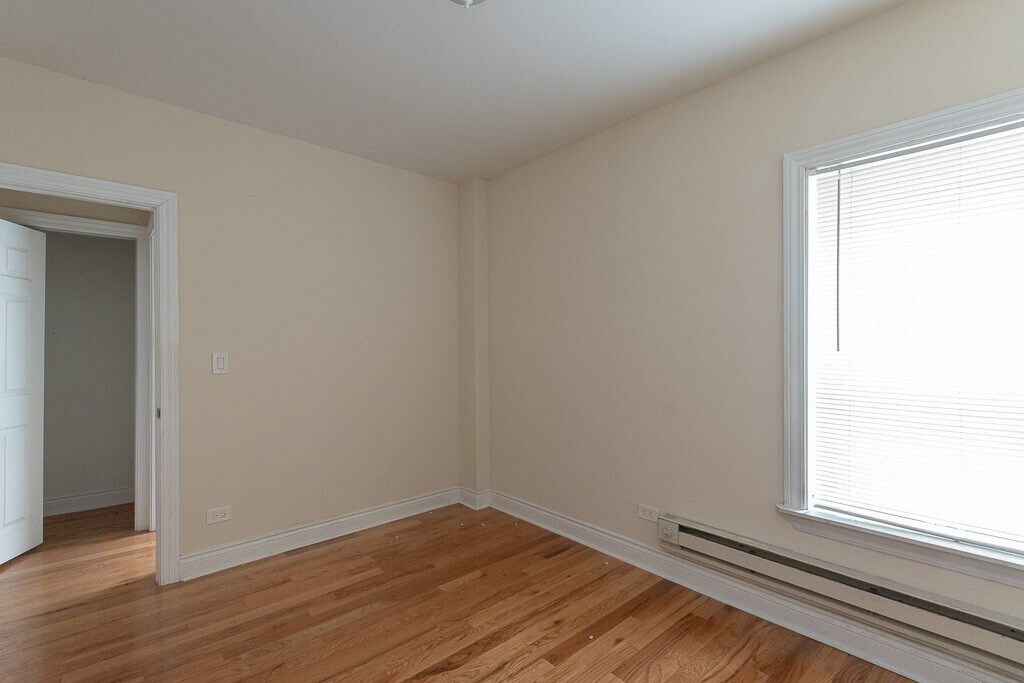 Building Photo - 617 W Cornelia Ave