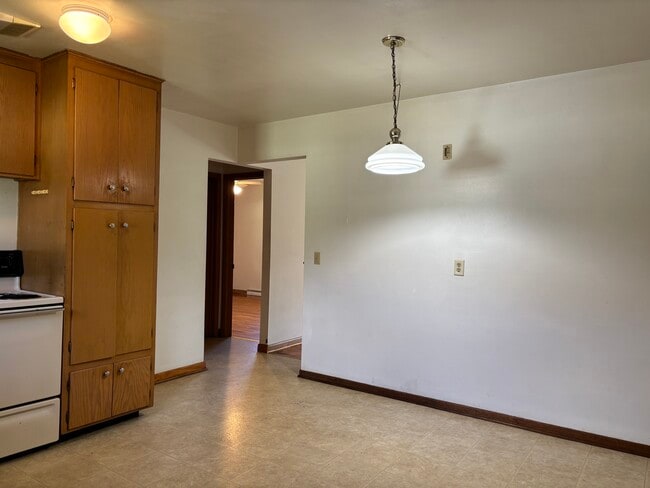 Building Photo - 6321 Roselawn Ave