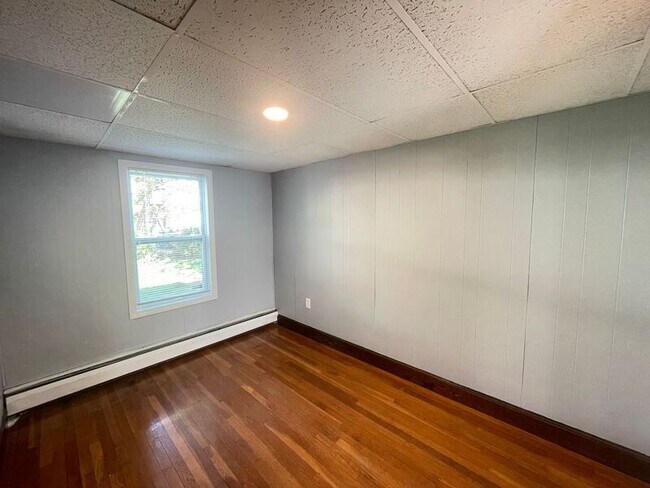 Building Photo - 37 Branch St