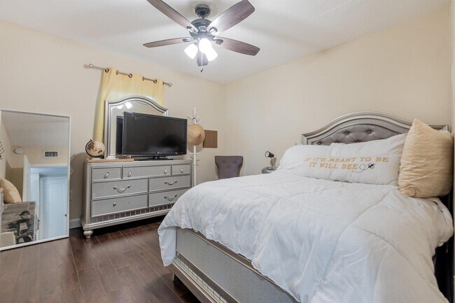 Building Photo - 6824 SW 5th St