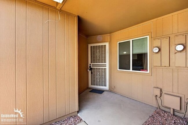 Building Photo - Spacious 2Bdm 2Ba Sun City Home with Vaulted Ceilings, Private Covered Patio & Garage - LOCATED I...