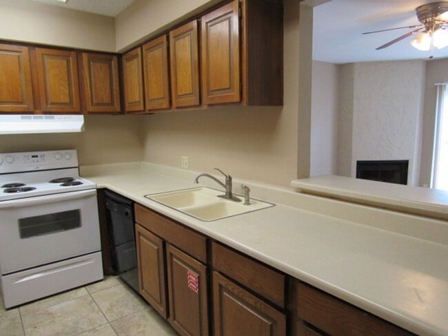 Building Photo - 2725 Santa Fe Unit B - 2/Bed 2.5/Bath - $1300/month