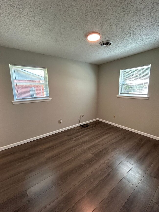 Building Photo - 3-bedroom, 1.5-bath in the MacArthur Schoo...