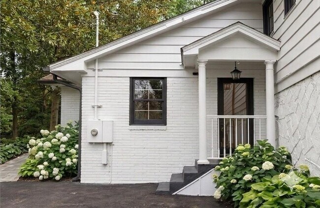 Building Photo - 1275 The by Way NE