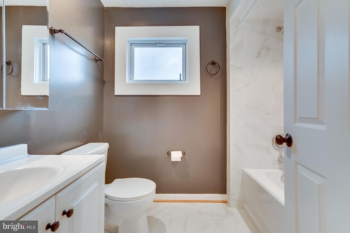 Building Photo - 822 Warburton Ln