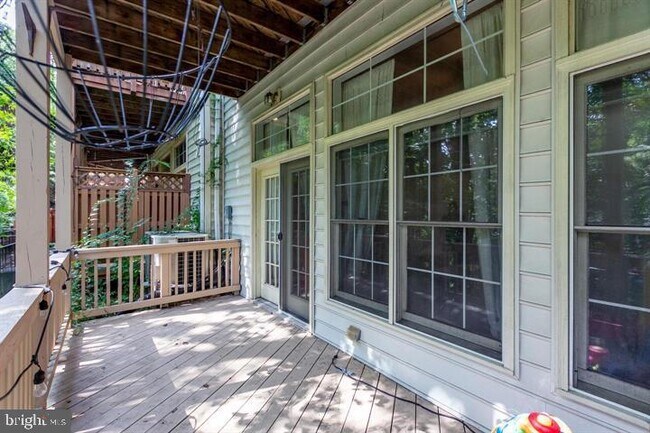 Building Photo - 2519 Gadsby Pl