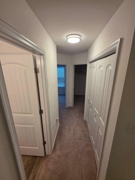 Building Photo - 321 Avon Dr