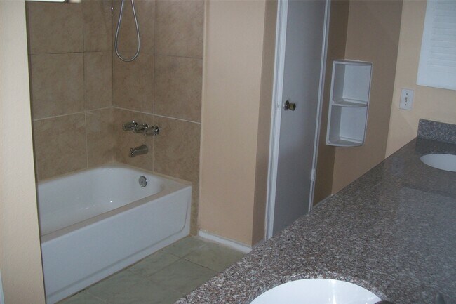 Building Photo - 10526 Crescent Moon Dr