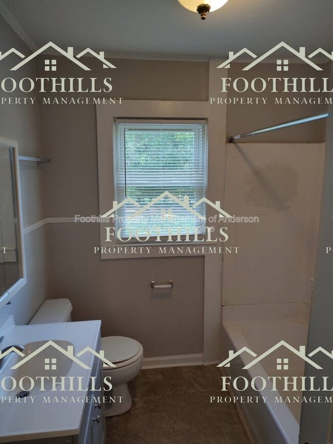 Building Photo - 1302 Robbins Dr