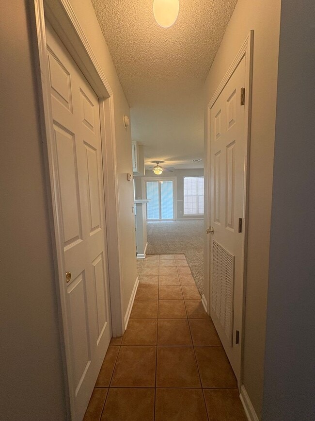 Building Photo - Dunwoody Townhomes!  NEW CARPET!!  PAINT!  NEW WASHER/DRYER