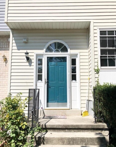 Building Photo - 6 Blue Sky Dr