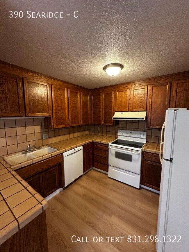 Building Photo - 390 Searidge-C