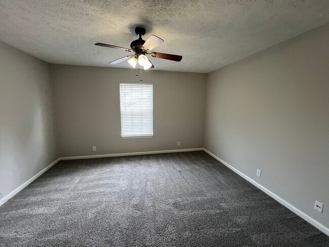 Building Photo - Spacious 4 Bedroom 2.5 Bath Available Now!