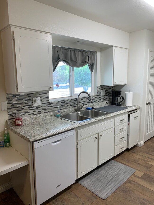 Building Photo - COMING SOON! Beautiful 2 Bedroom, 2 Bath i...