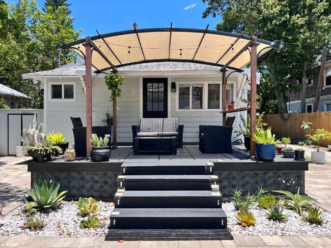 Building Photo - "Charming 2-Bed, 2-Bath Gem in the Heart of St. Petersburg – 1100 Sq. Ft. of Comfort!"