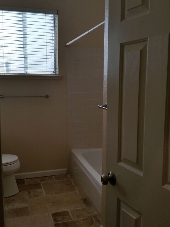 Building Photo - Charming 3-Bedroom Home in Folsom – Availa...