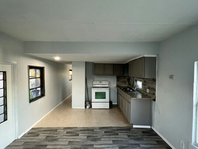 Building Photo - 108 Southland Ct