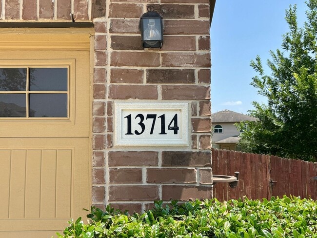 Building Photo - Welcome to this Big & Beautiful! 5 bed/3.5...