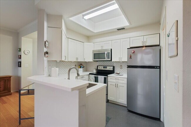 Building Photo - 6000 Shepherd Mountain Cove