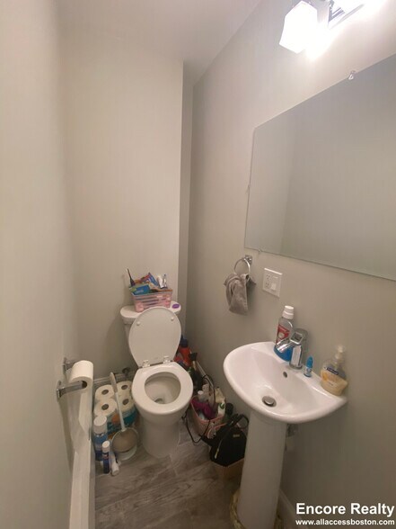 Building Photo - 28 Fleet St