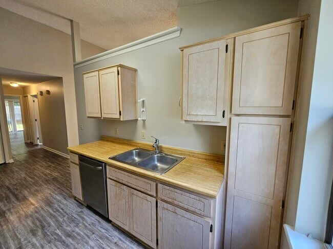 Building Photo - 108 E Lakemont Dr