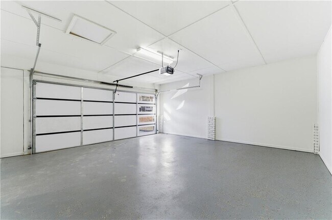 Building Photo - 1715 Crestline Dr NE