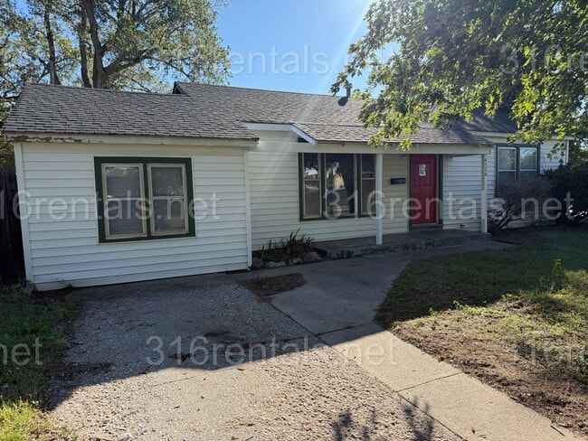 Building Photo - $1100 - 3 bedroom / 1 bathroom - Single Fa...