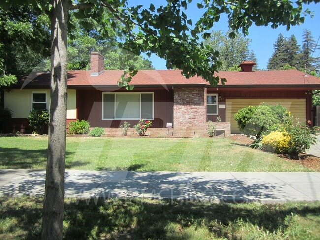 Building Photo - 3-Bed, 1.5-Bath Single-Family Home in the ...