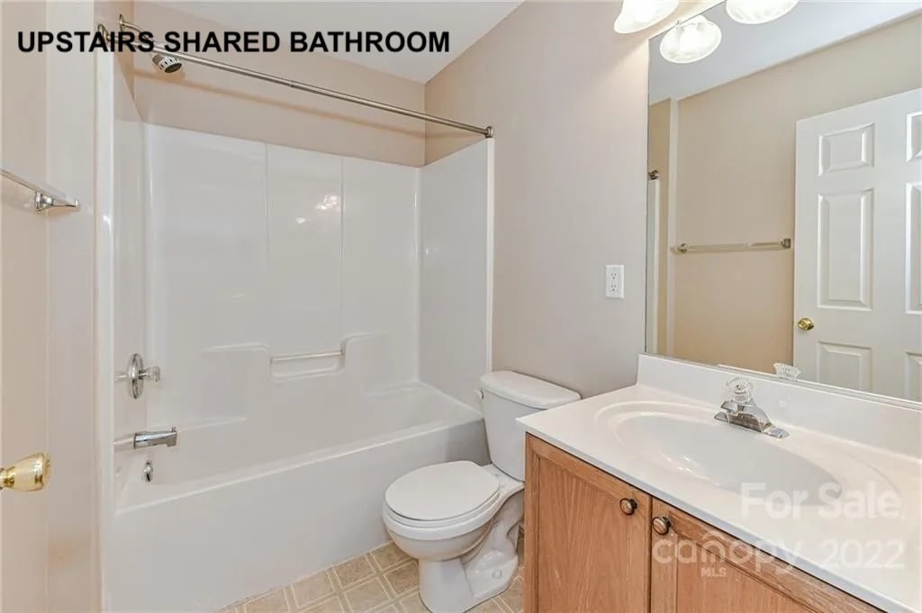 Shared Upstairs Bathroom - 5072 Parkview Way