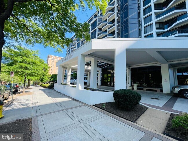 Building Photo - 1530 Key Blvd