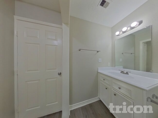 Building Photo - 729 Forest Ln Dr