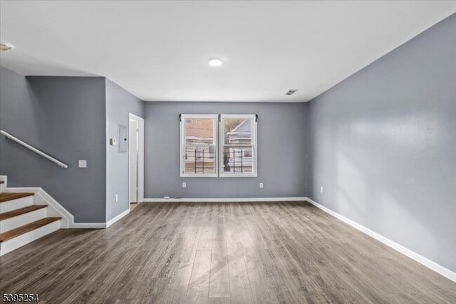 Building Photo - 132 E Main St