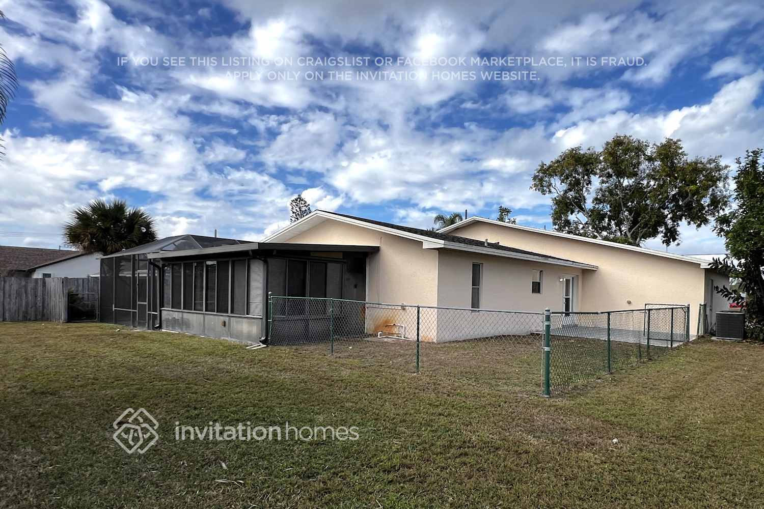 Building Photo - 832 SE Thornhill Dr