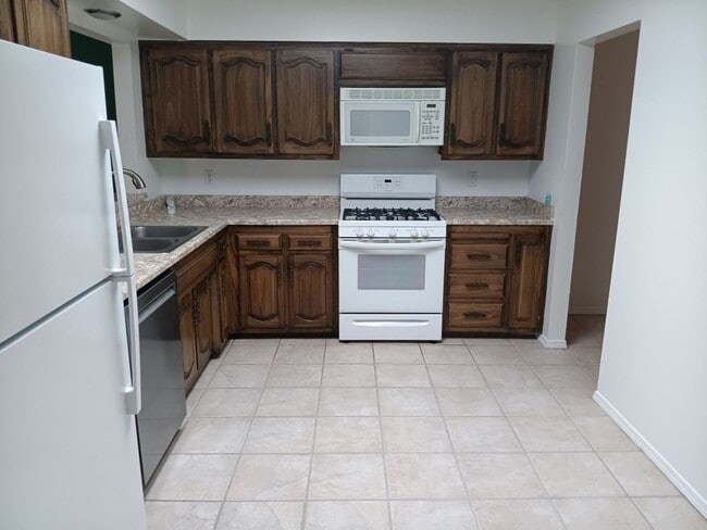 Building Photo - 2 Bedroom, 2 Bathroom! Lovely Home Coming Soon!