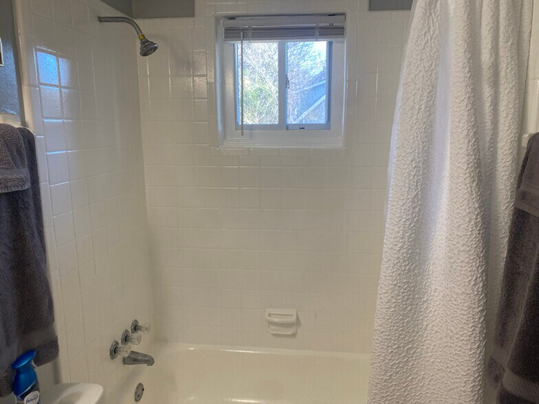 Building Photo - 810 Clarendon St