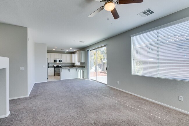 Building Photo - 3 bedroom + Den! Ready for immediate move ...