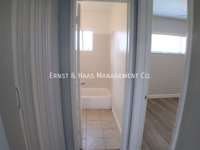 Building Photo - 815 E 9th St